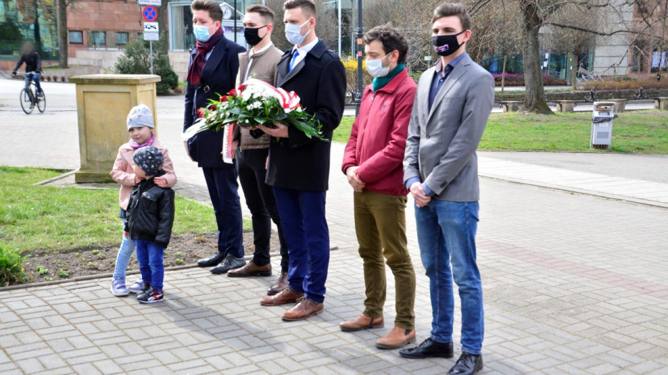Członkowie Forum Młodych PiS upamiętnili ofiary katastrofy pod Smoleńskiem