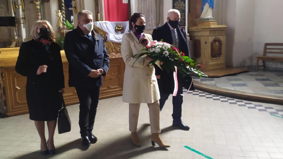 Złożenie kwiatów pod tablicą katyńską w brzeskim kościele pod wezwaniem Podwyższenia Krzyża Świętego [fot. profil facebookowy Violetty Porowskiej]