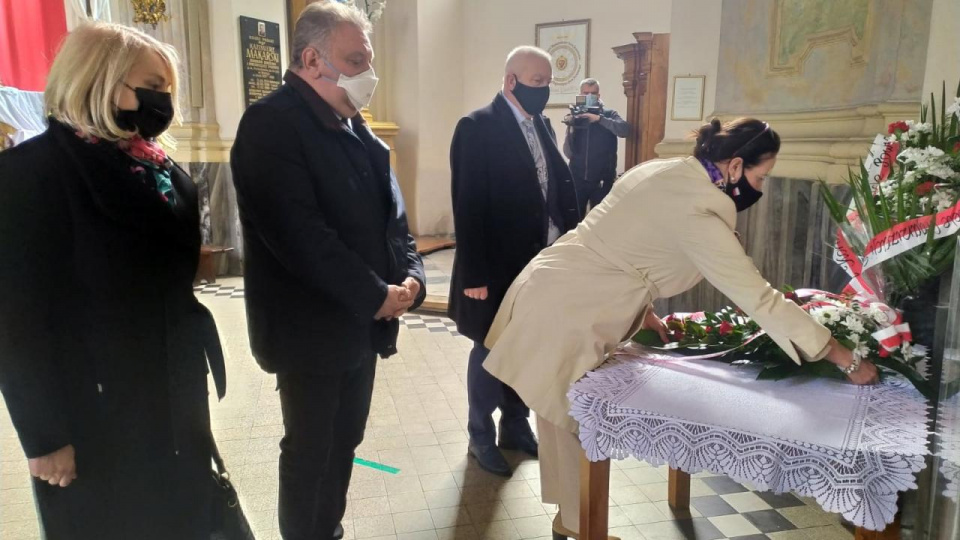 Złożenie kwiatów pod tablicą katyńską w brzeskim kościele pod wezwaniem Podwyższenia Krzyża Świętego [fot. profil facebookowy Violetty Porowskiej]