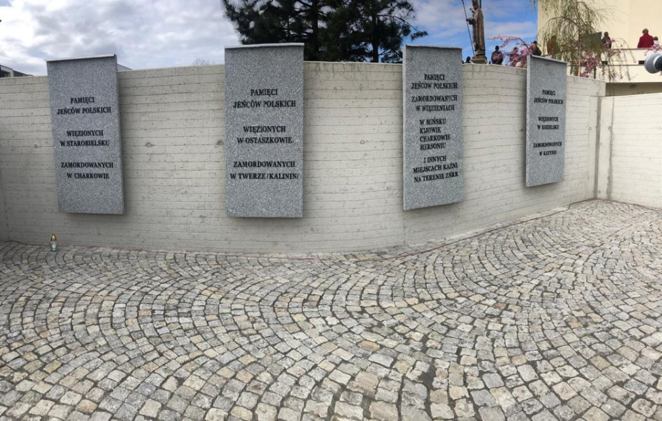 W Opolu odsłonięto i poświęcono pomnik ofiar zbrodni katyńskich [fot.M.Matuszkiewicz]