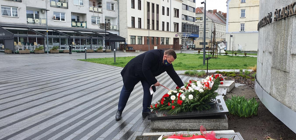 Przedstawiciele urzędu marszałkowskiego upamiętnili 100. rocznicę wybuchu III Powstania Śląskiego [fot. UMWO]