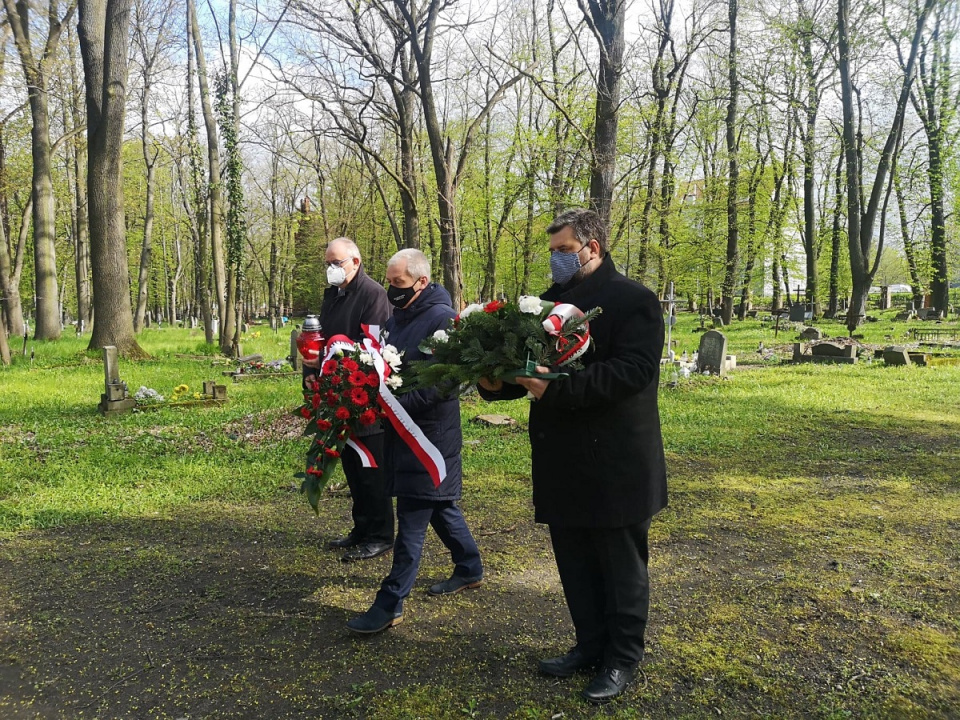 Złożenie kwiatów na mogiłach powstańców na cmentarzu w Opolu [fot. Katarzyna Doros]