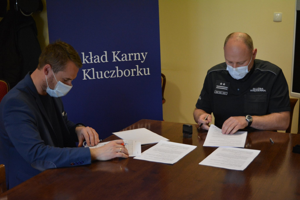 Podpisanie umowy w ramach programu "Praca dla więźniów" [fot. www.facebook.com/Zakład Karny w Kluczborku]