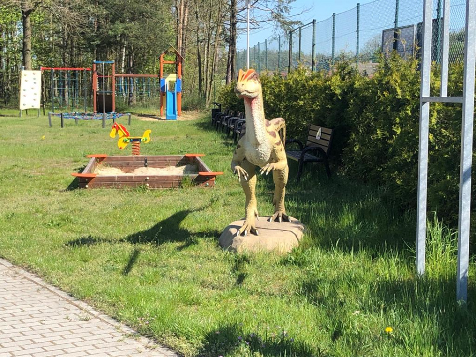 Dinozaur przed OSP w Kocurach [fot.M.Matuszkiewicz]