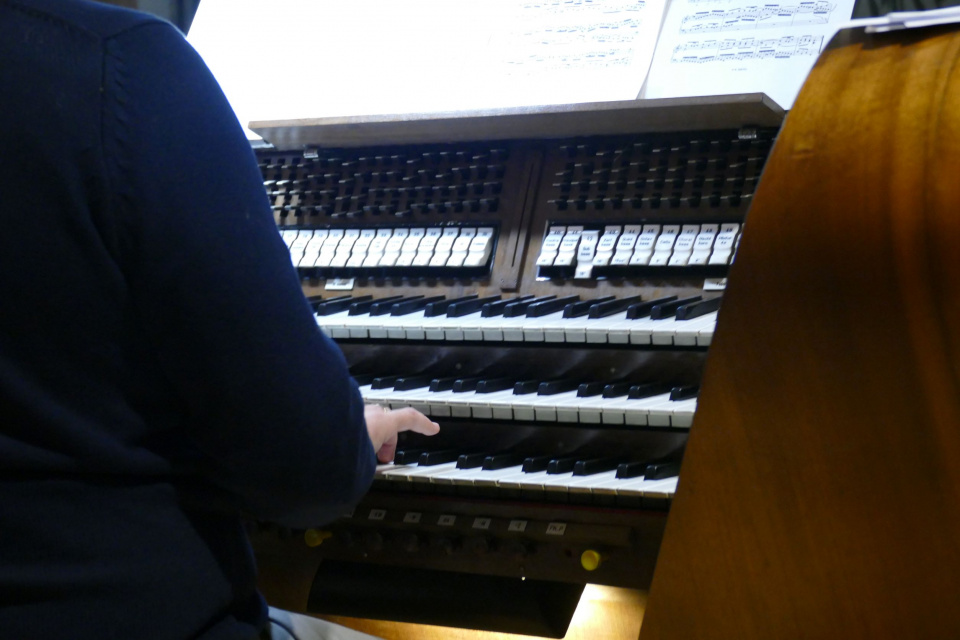 Muzyk przy organach katedry opolskiej © [fot. Małgorzata Ślusarczyk]