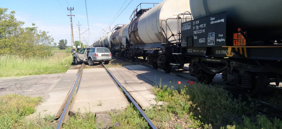 Wypadek na przejeździe kolejowym w Karłowicach [fot. OSP Karłowice]