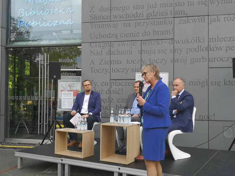 Debata przed MBP w Opolu [fot. Katarzyna Doros]