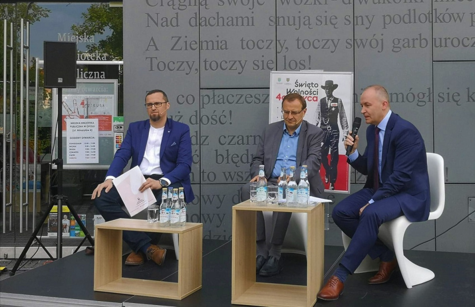 Debata przed MBP w Opolu [fot. Katarzyna Doros]