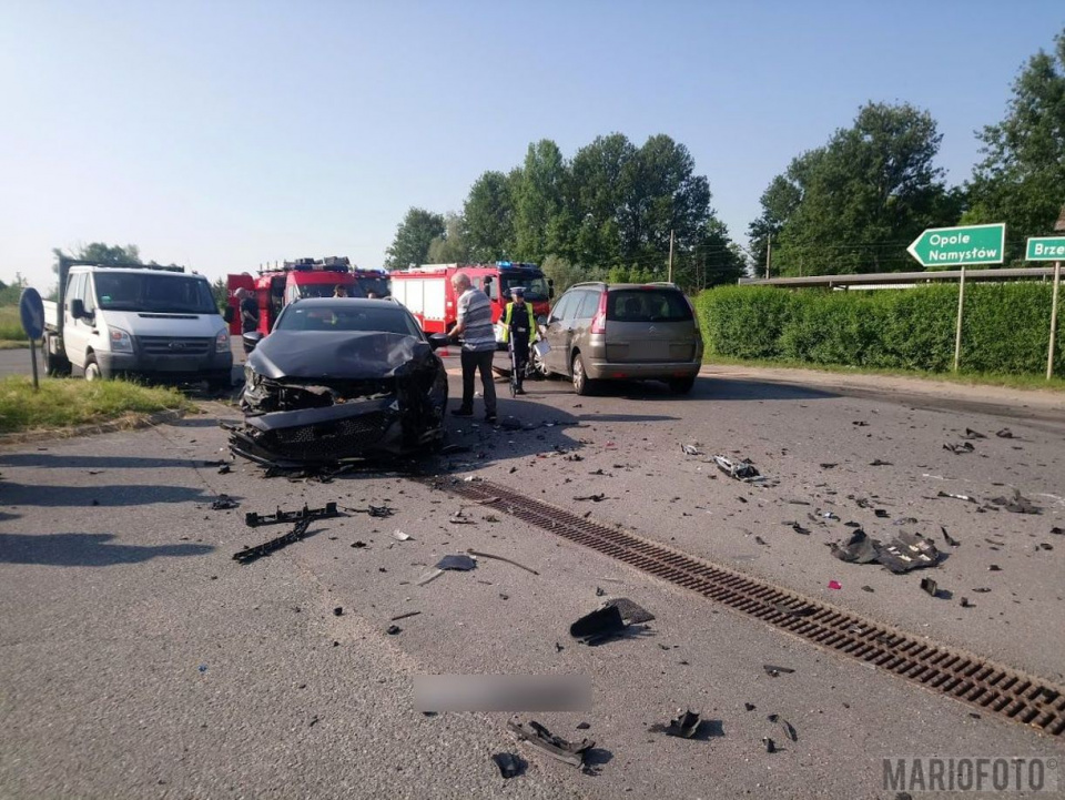 Zderzenie trzech osobówek obok elektrowni Opole. Dwie osoby poszkodowane [fot. Mario]