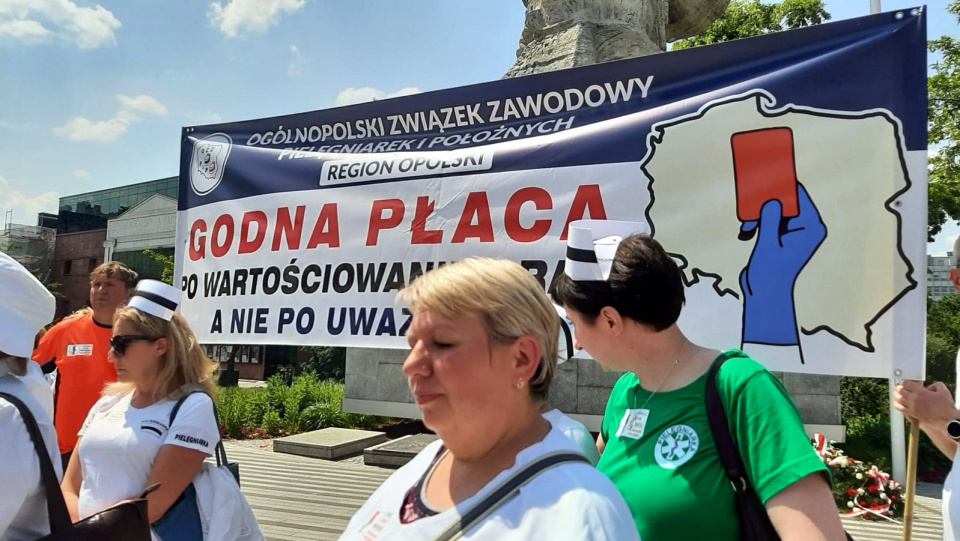 Pikieta pielęgniarek i położnych w Opolu [fot. Mariusz Chałupnik]