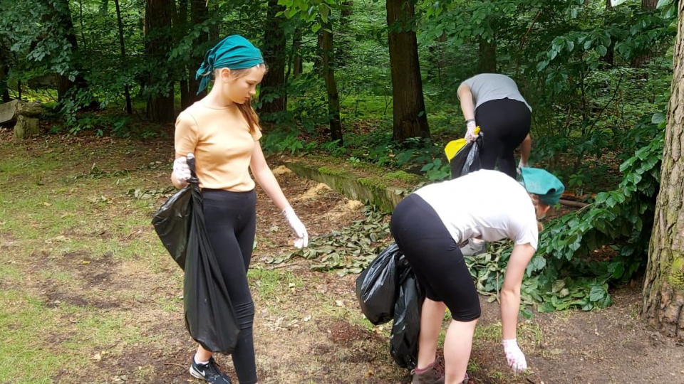 Sprzątanie dawnego obozu w Sławięcicach [fot. Marta Kościukiewicz]