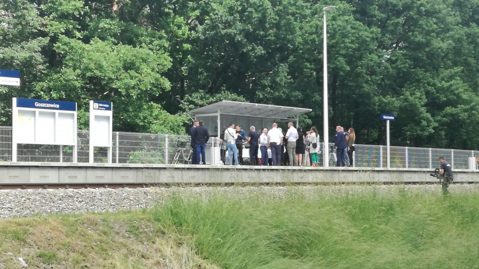 Po wielu latach starań pociągi relacji Nysa - Opole wreszcie zatrzymują się na tej malutkiej stacji, skąd droga do Opola zajmuje 25 minut. Mieszkańcy w oczekiwaniu na pierwszy pociąg [fot.P.Wójtowicz]