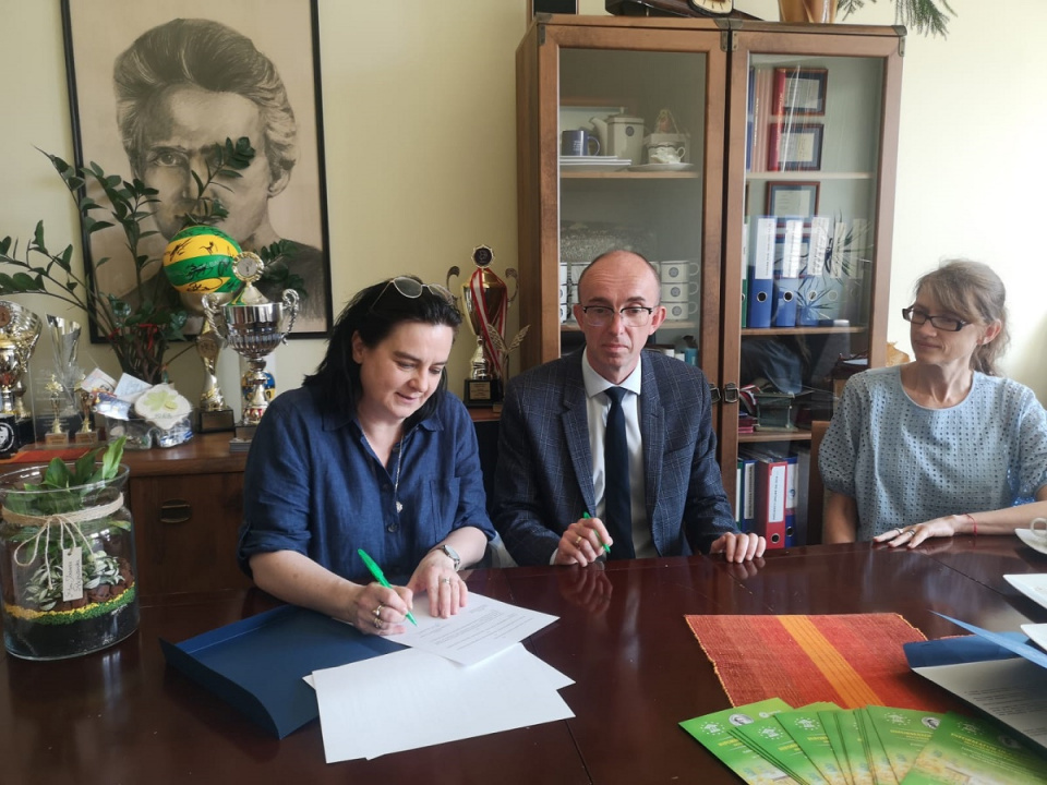 Podpisanie umowy między Uniwersytetem Opolskim i LO nr 3 w Opolu [fot. Katarzyna Doros]