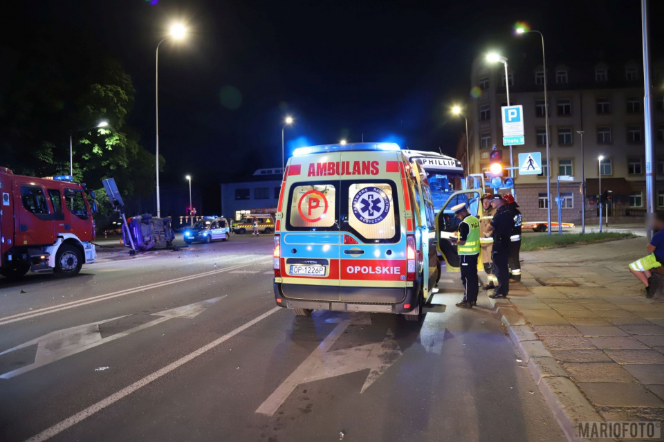 Groźny wypadek na styku Ozimskiej i Katowickiej w Opolu. 3 osoby trafiły do szpitala [fot.MARIO]