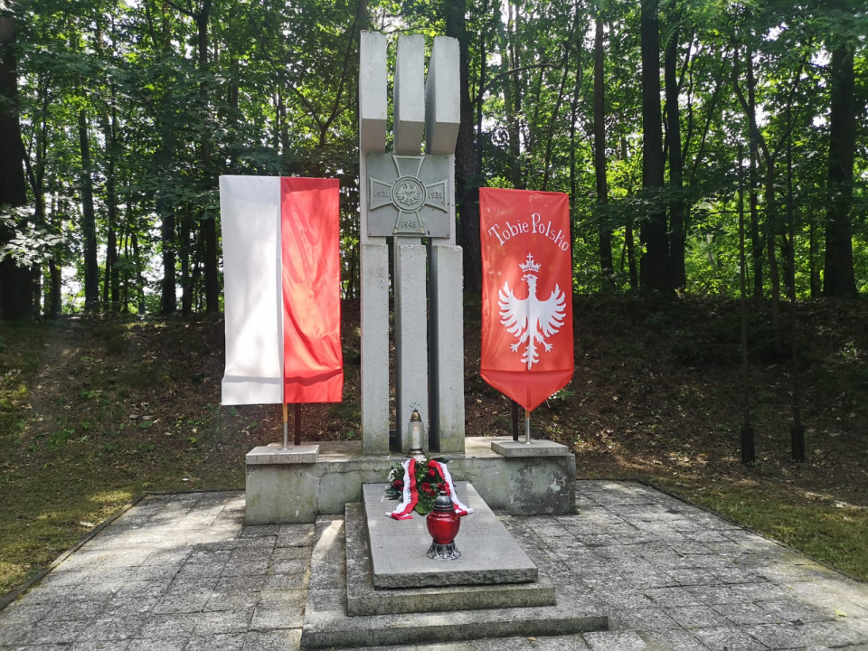 Pomnik na styku miejscowości Jełowa i Dąbrówka Łubniańska [fot. Katarzyna Doros]