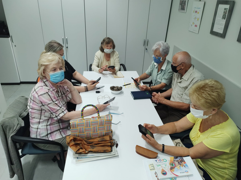 Pracownicy z Centrum "Senior" w Opolu pomagają osobom starszym wejść w świat nowych technologii [fot. facebook/CentrumSeniorwOpolu]