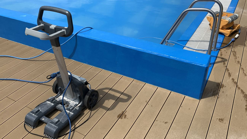 Autonomiczne roboty i specjalne odkurzacze pomagają dbać o czystośc wody na nyskim basenie letnim [fot. Daniel Klimczak]