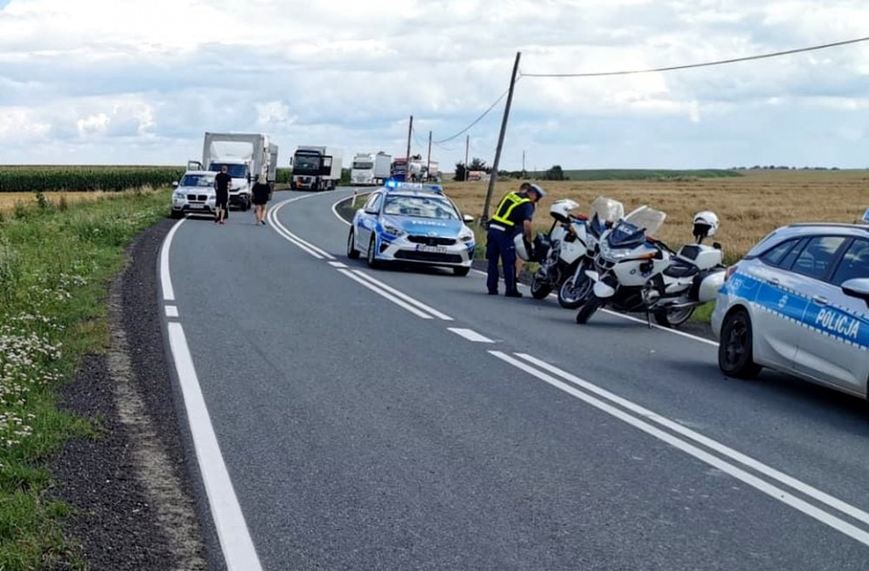 Poważny wypadek na trasie Głogówek - Prudnik. DK40 zablokowana [fot. KPP Prudnik]
