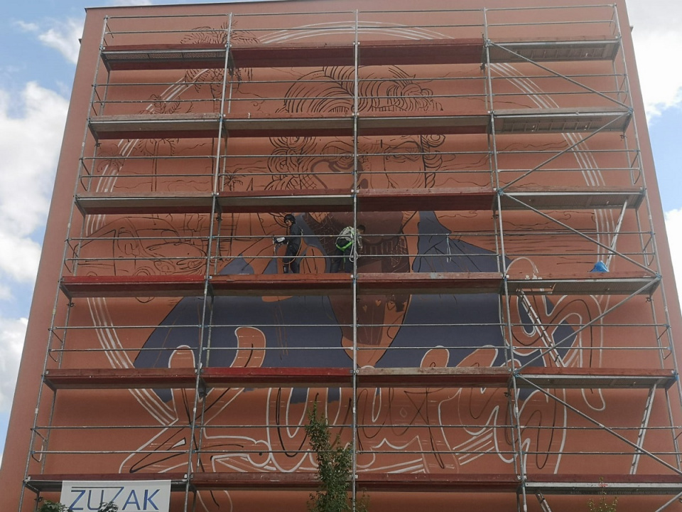 W Opolu przy ul. Krakowskiej 34a powstaje mural poświęcony Krzysztofowi Krawczykowi [fot. Katarzyna Doros]