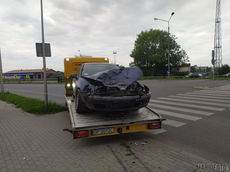 Przed godziną 7 w Opolu na skrzyżowaniu ulic Armii Krajowej i Fabrycznej zderzył się samochód osobowy ze śmieciarką [fot. Mario]