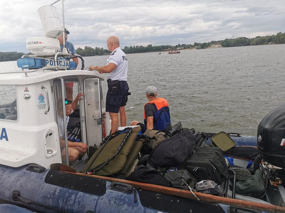 Akcja ratownicza na Jeziorze Nyskim [fot. www.facebook.com/Jarek Białochławek]