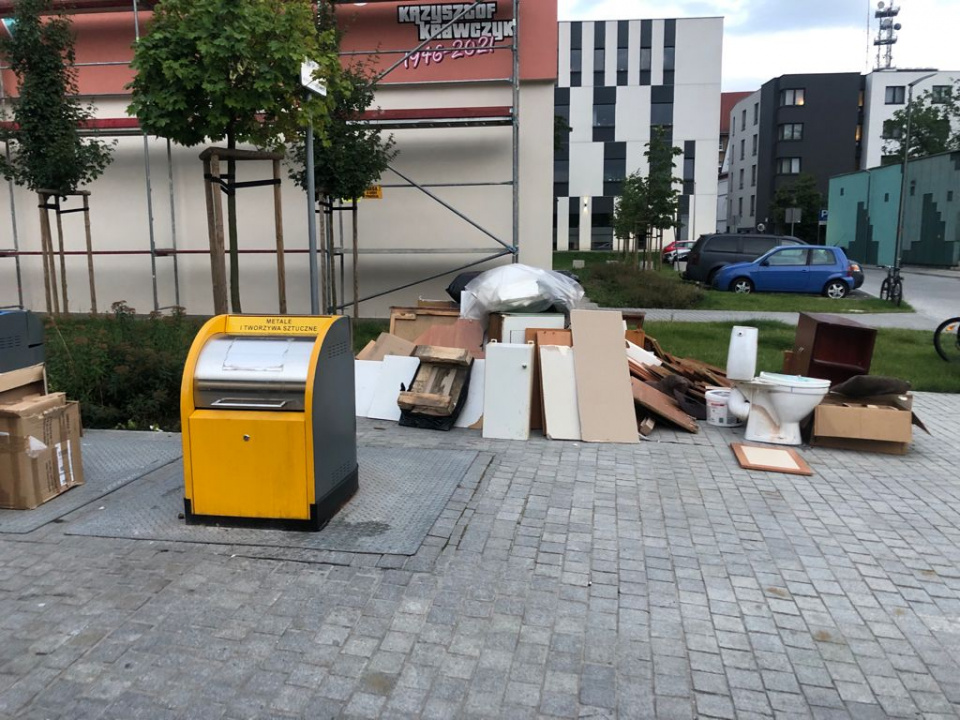 Śmieci na ulicy Krakowskiej w Opolu [fot. M.Matuszkiewicz]
