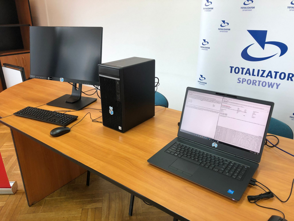 Totalizator Sportowy przekazał komputery KAS w Opolu [fot.M.Matuszkiewicz]