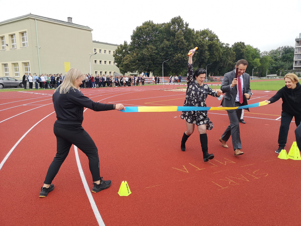 W LO nr 3 w Opolu nowy rok szkolny rozpoczęto z nowym boiskiem wielofunkcyjnym i bieżnią [fot. Katarzyna Doros]