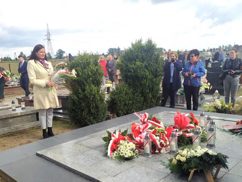 Uroczystości na cmentarzu w Kostowie [fot. Witold Wośtak]