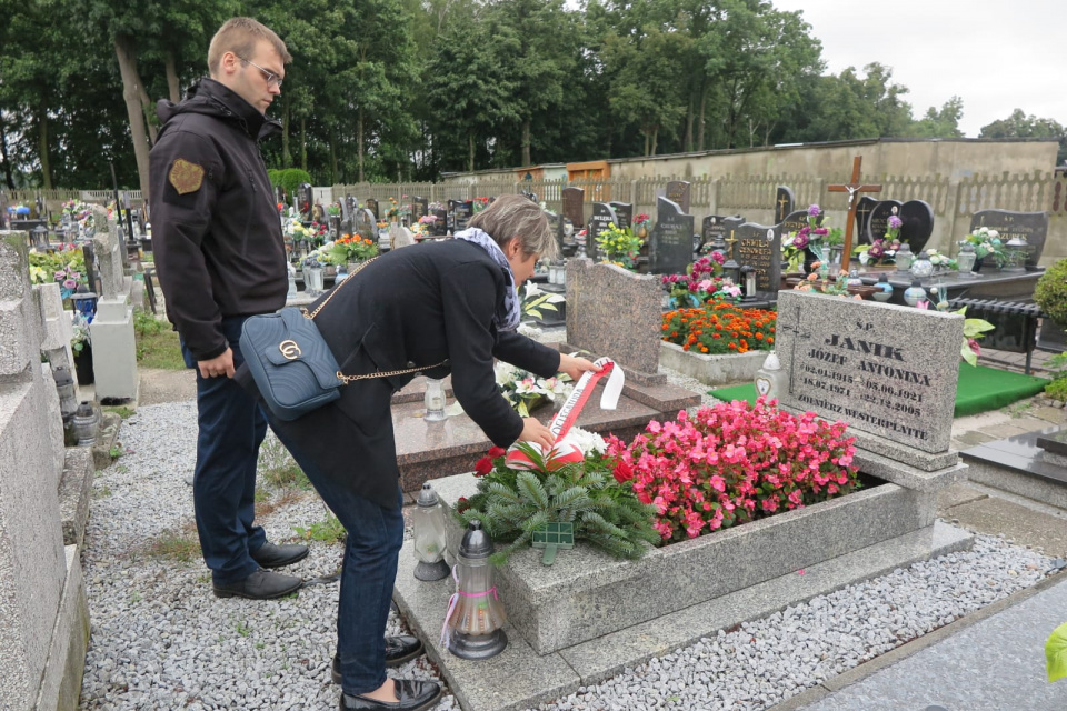 Pracownicy Instytutu Pamięci Narodowej w Opolu upamiętnili groby żołnierzy obrońców Westerplatte [fot. IPN w Opolu]