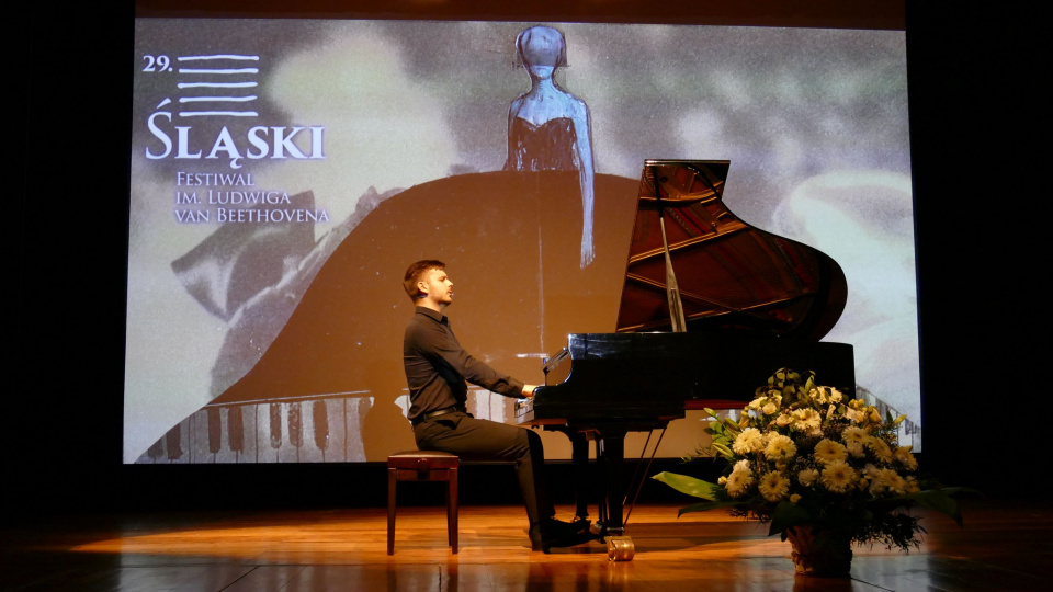 Kamil Pacholec podczas recitalu fortepianowego w Głogówku w 2021 roku [fot. Małgorzata Ślusarczyk]