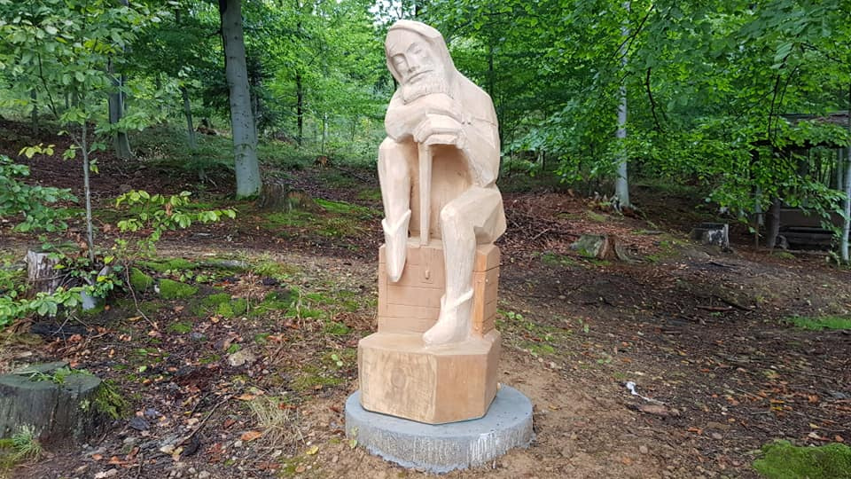 Na szlaku "Złotych Górników" w Głuchołazach pojawiły się drewniane rzeźby gwarków. [fot. UM w Głuchołazach]