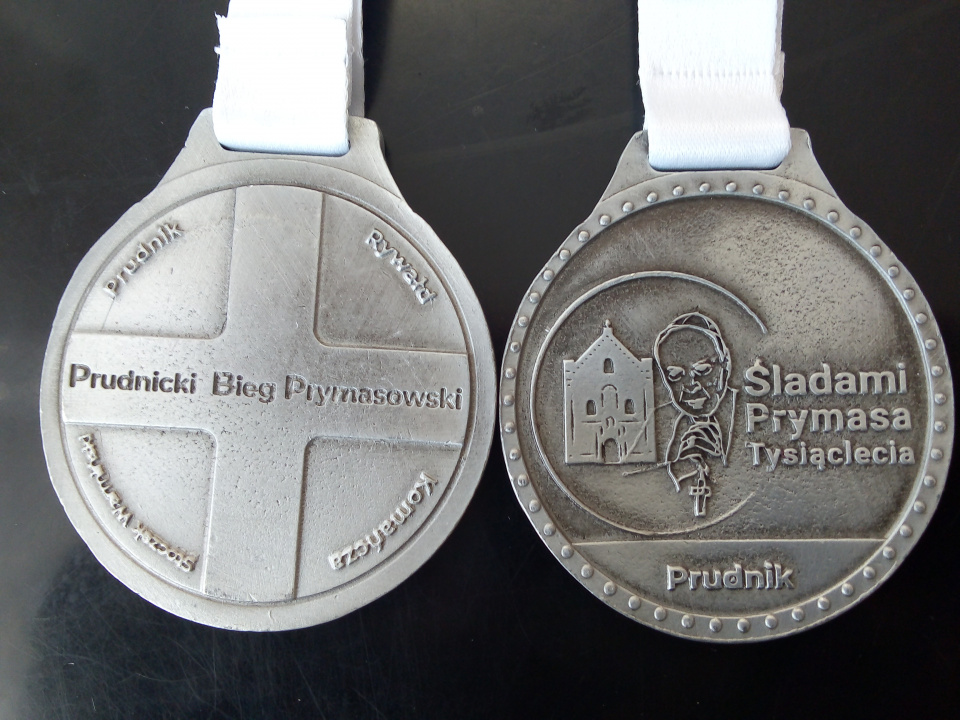 Takie medale otrzymają wszyscy uczestnicy Półmaratonu Górskiego - Prudnicki Bieg Prymasowski [zdj. Jan Poniatyszyn]