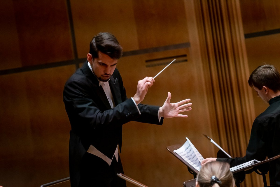 Orkiestrą pokieruje jeden z najbardziej uznanych dyrygentów młodego pokolenia - Yaroslav Shemet [fot. materiały nadesłane przez Filharmonię Opolską]