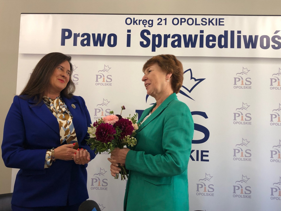 Poseł PiS Violetta Porowska gratuluje Krystynie Dudzie objęcia mandatu radnej [fot.M.Matuszkiewicz]