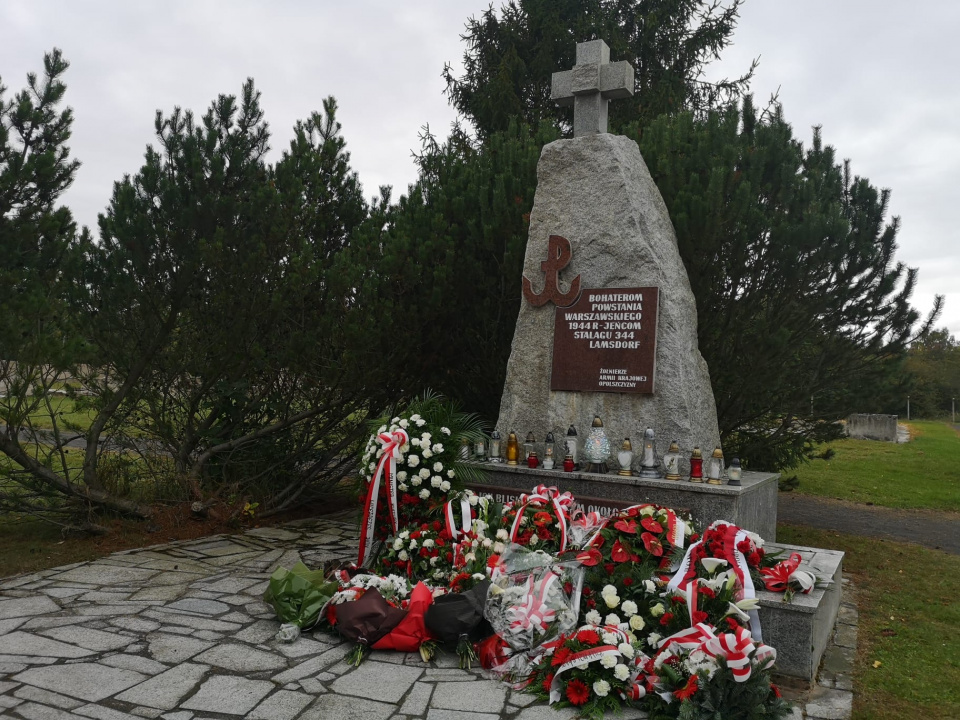 77 lat temu pierwsi powstańcy warszawscy przybyli do obozu Lamsdorf. W Łambinowicach uczczono ich pamięć [fot. Katarzyna Doros]