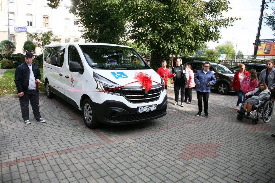 Nowy bus WTZ Caritas Diecezji Opolskiej w Kluczborku [fot. www.facebook.com/Powiat Kluczborski]