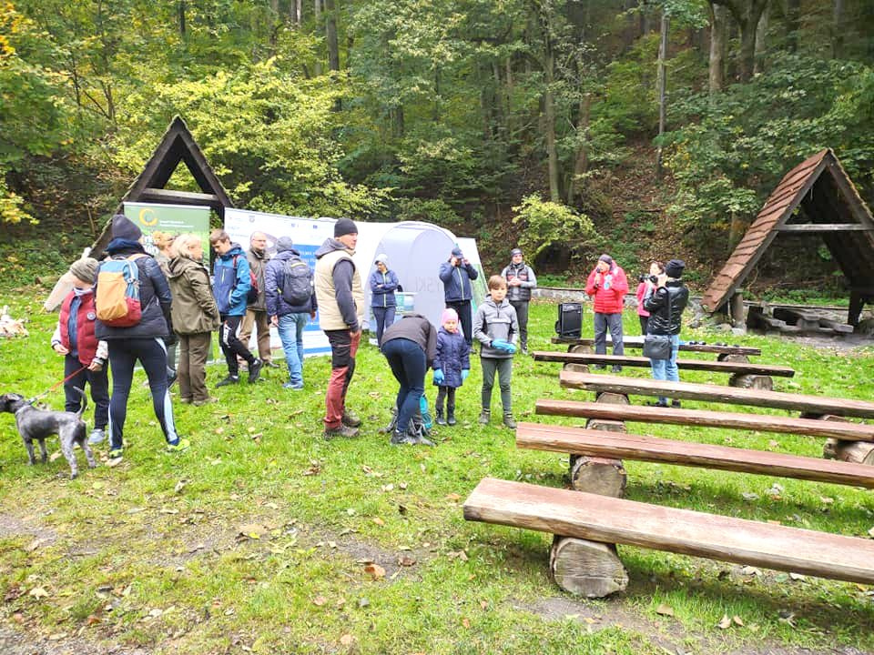 Sprzątanie PK "Góry Opawskie" [fot. www.facebook.com/Zespół Opolskich Parków Krajobrazowych]