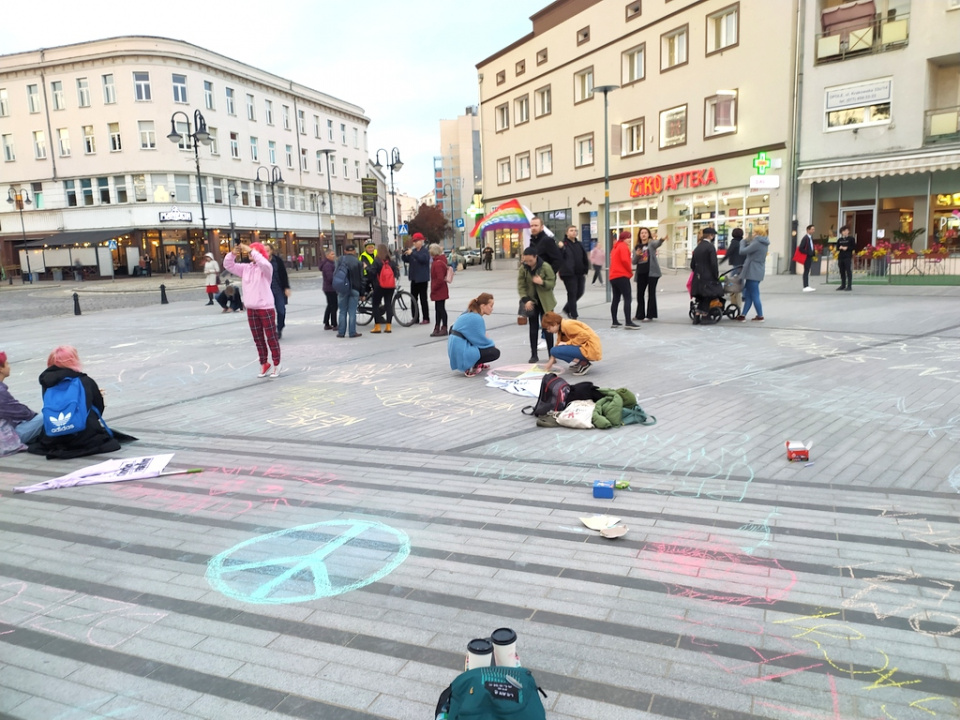 Happening na placu Wolności w Opolu [fot. Witold Wośtak]