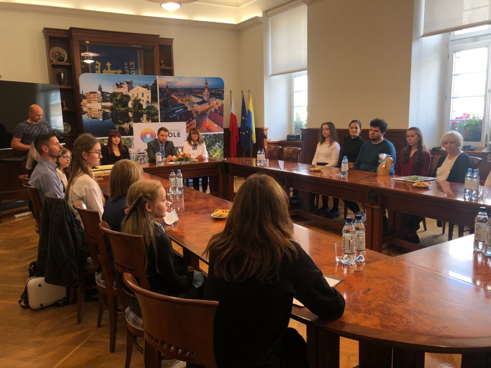Prezydent Opola wręczył najzdolniejszym uczniom stypendia [fot.M.Matuszkiewicz]