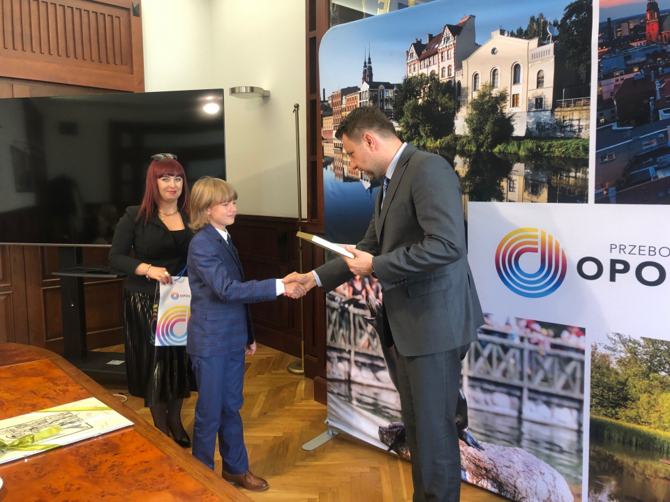 Prezydent Opola wręczył najzdolniejszym uczniom stypendia [fot.M.Matuszkiewicz]
