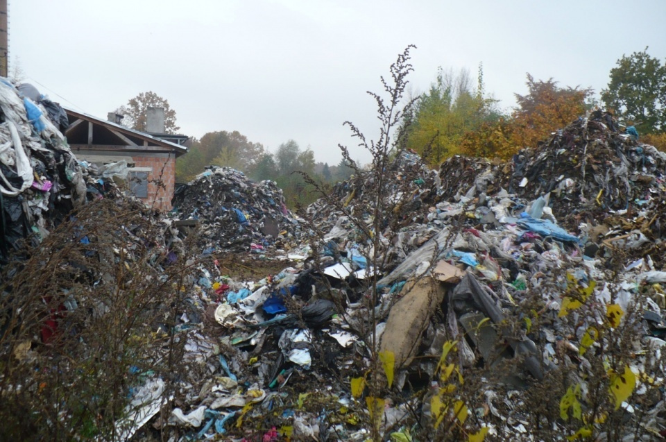 Nielegalne wysypisko śmieci w Konradowie [zdj. Straż Miejska w Głuchołazach]