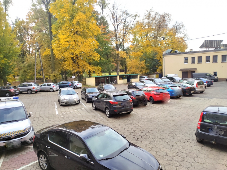 Parking przy magistracie i starostwie w Kluczborku [fot. Witold Wośtak]