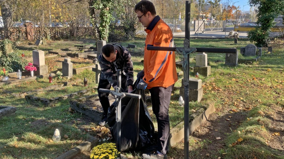 Sprzątanie cmentarza przy ulicy Niemodlińskiej w Opolu [fot. Daniel Klimczak]