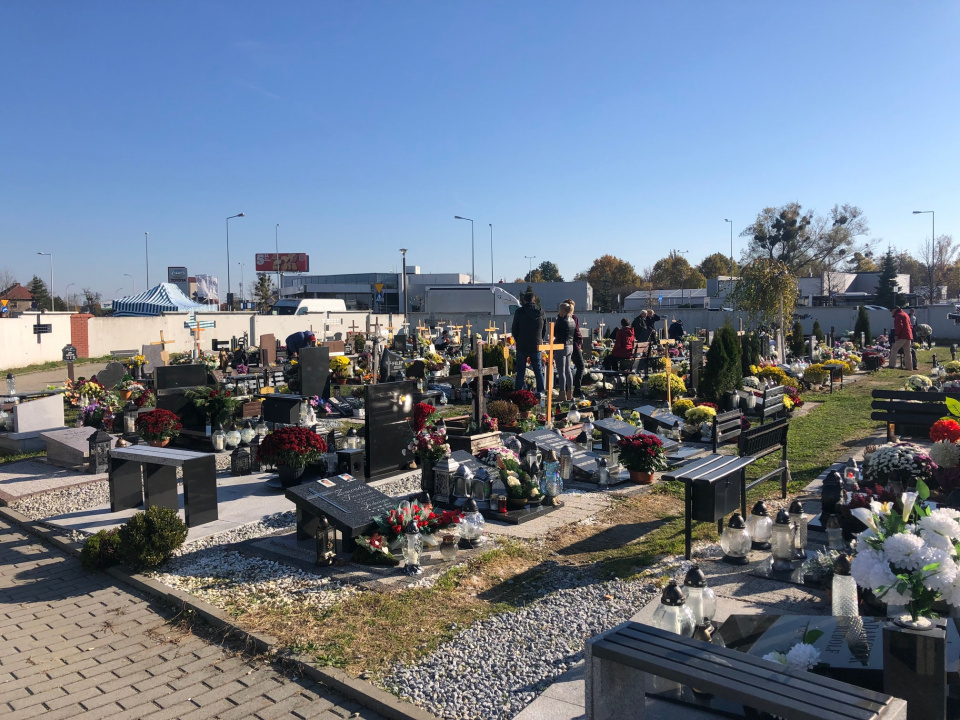 Tłumy na cmentarzu komunalnym w Opolu [fot.M.Matuszkiewicz]