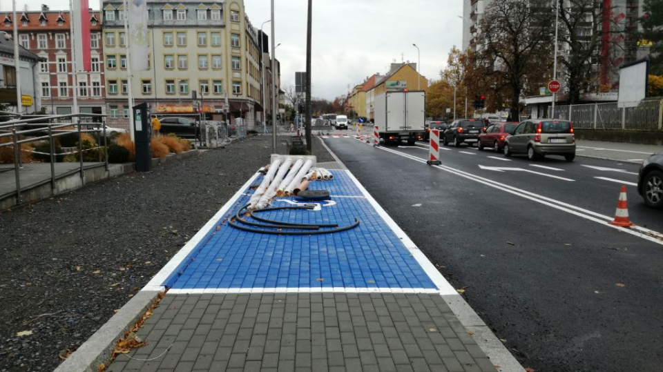 Remont ulicy Katowickiej. Prace na jezdni ukończono, teraz trwa budowa ścieżki rowerowej [fot.P.Wójtowicz]