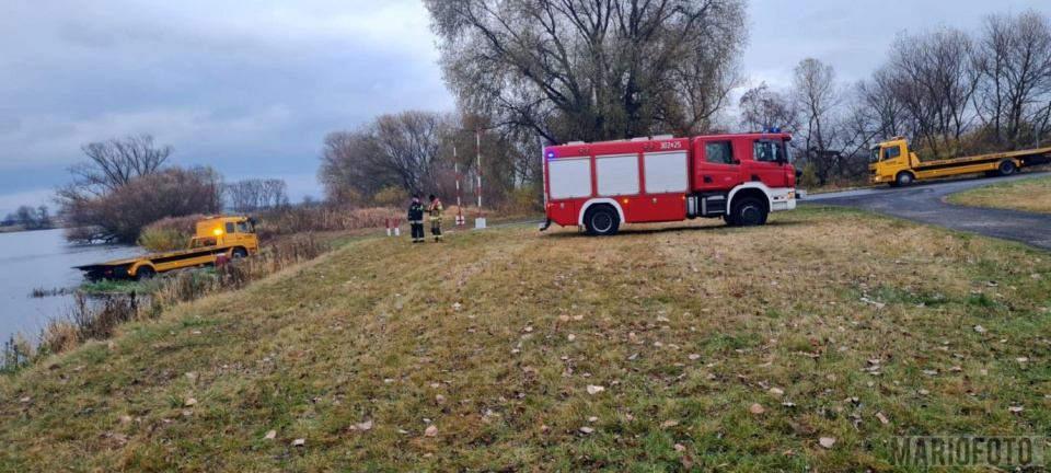 Opolscy strażacy wznawiają akcję wyciągania wraków z Odry [fot. Mario]