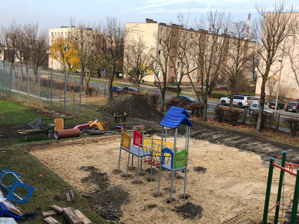 Przy PSP numer 11 w Opolu ruszyła budowa placu zabaw i siłowni [fot.M.Matuszkiewicz]