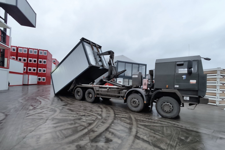 Opolscy Logistycy transportują kolejne kontenery mieszkalne dla żołnierzy na granicy polsko-białoruskiej [fot. 10. Opolska Brygada Logistyczna]