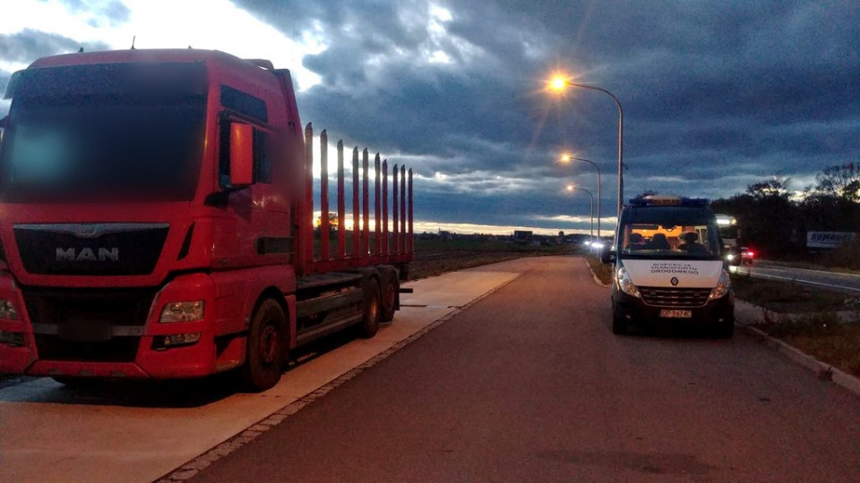 Kontrola ciężarówki do przewozu drewna [fot. archiwum WITD w Opolu]